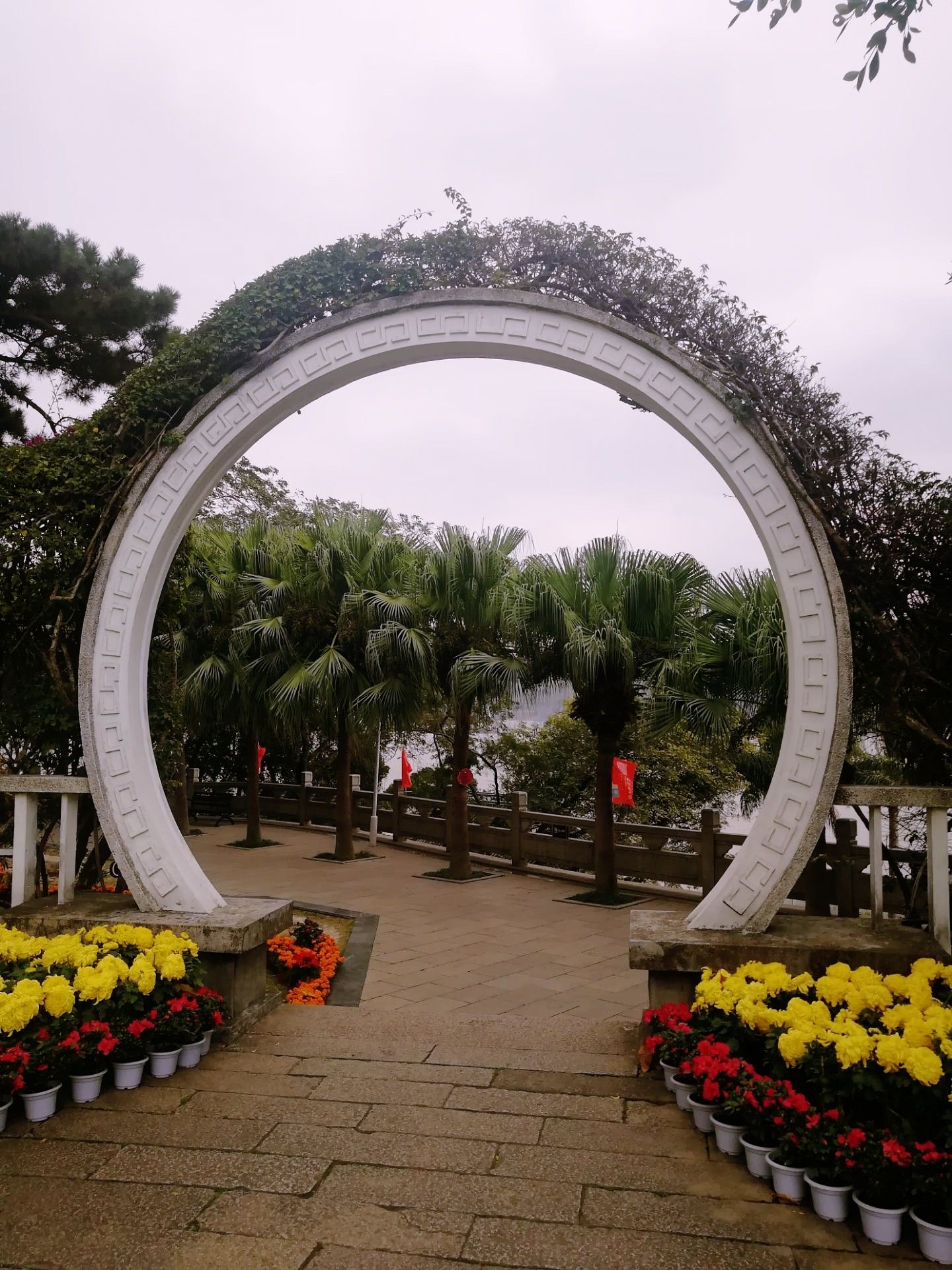 罗星塔在福州马尾闽江边的罗星塔公园内人文景观中的雕像和介绍使得罗