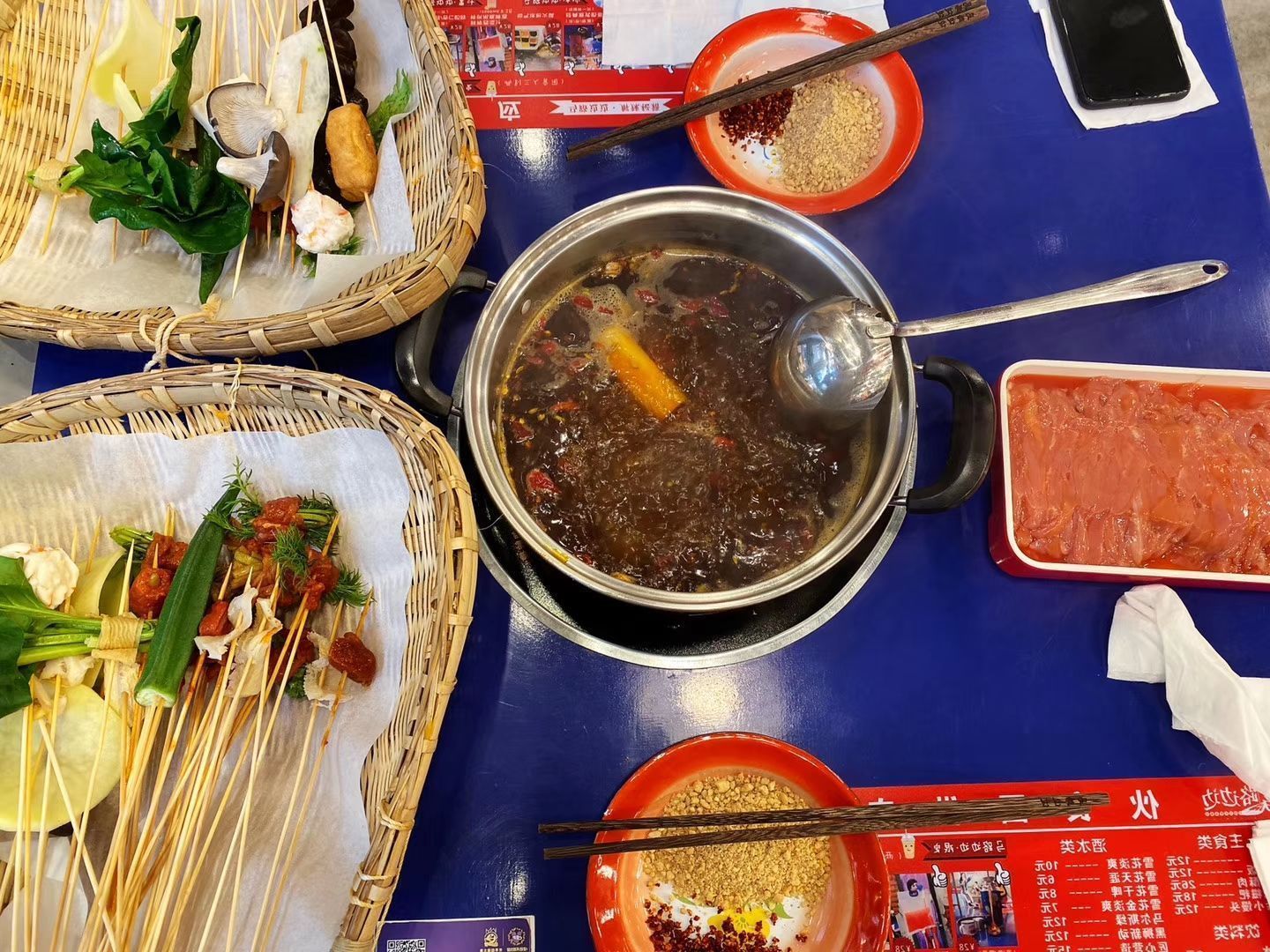 海云天小区旁的一家串串香,他们家很有特色,很好吃,环境上很有成都