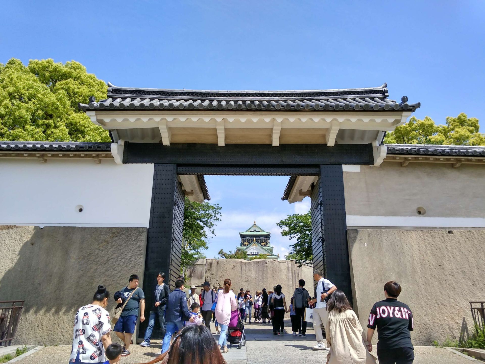 气势恢宏的城门,高大陡峭的城墙及两道护城河