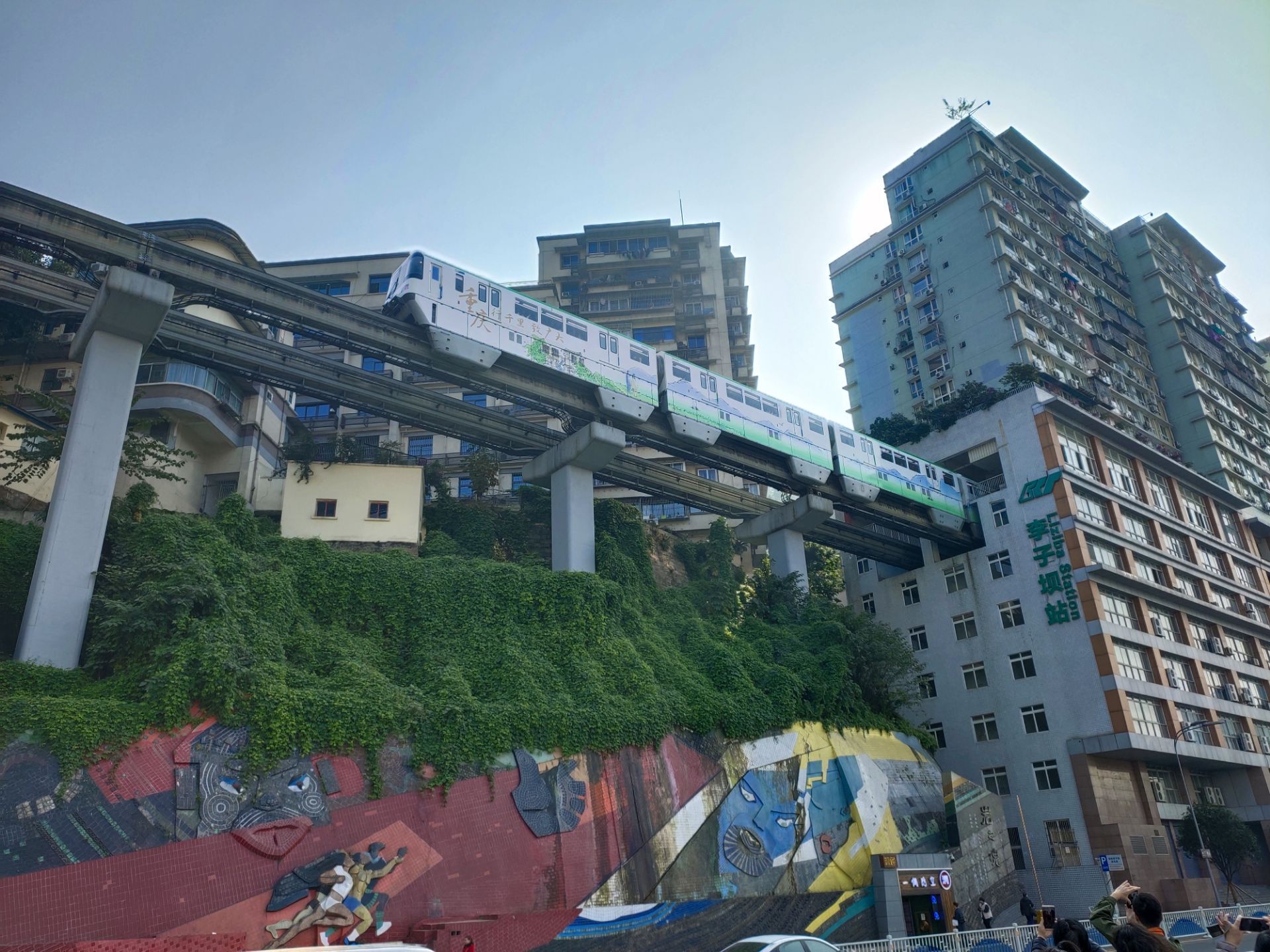 重庆李子坝轻轨站好玩吗,重庆李子坝轻轨站景点怎么样_点评_评价