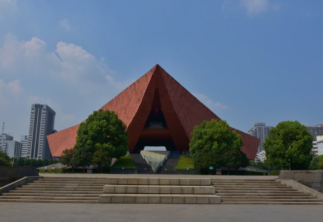 博物馆的入口采用下沉式设计,经过楼梯直接到达博物馆的负一层.