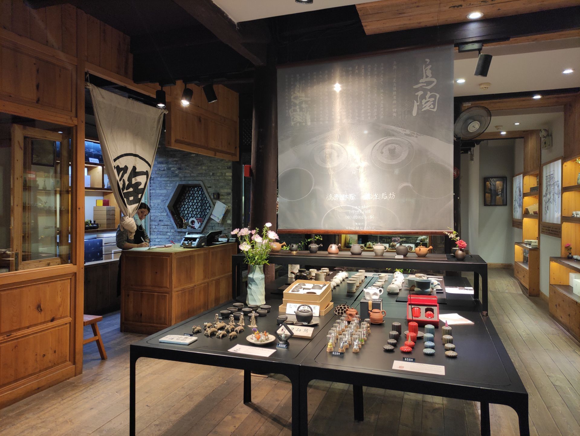 乌陶坊又名乌陶作坊,位于乌镇西栅景区内,这里是精选了乌镇当地陶土