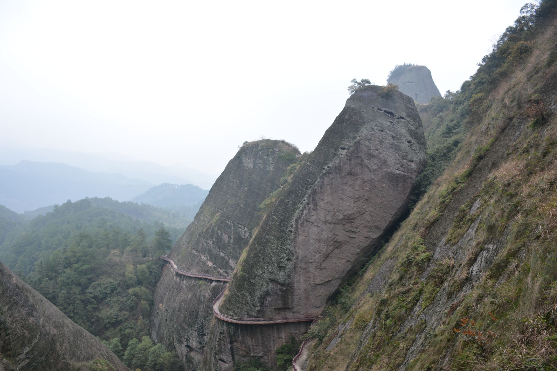 南邵阳新宁县崀山镇崀山风景区内的一个分景区,骆驼峰是形象的说法
