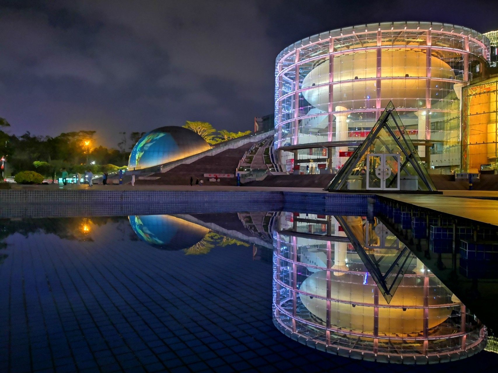 深圳市少年宫位于深圳中央商务区核心区中轴线东北区域总投资约人民币