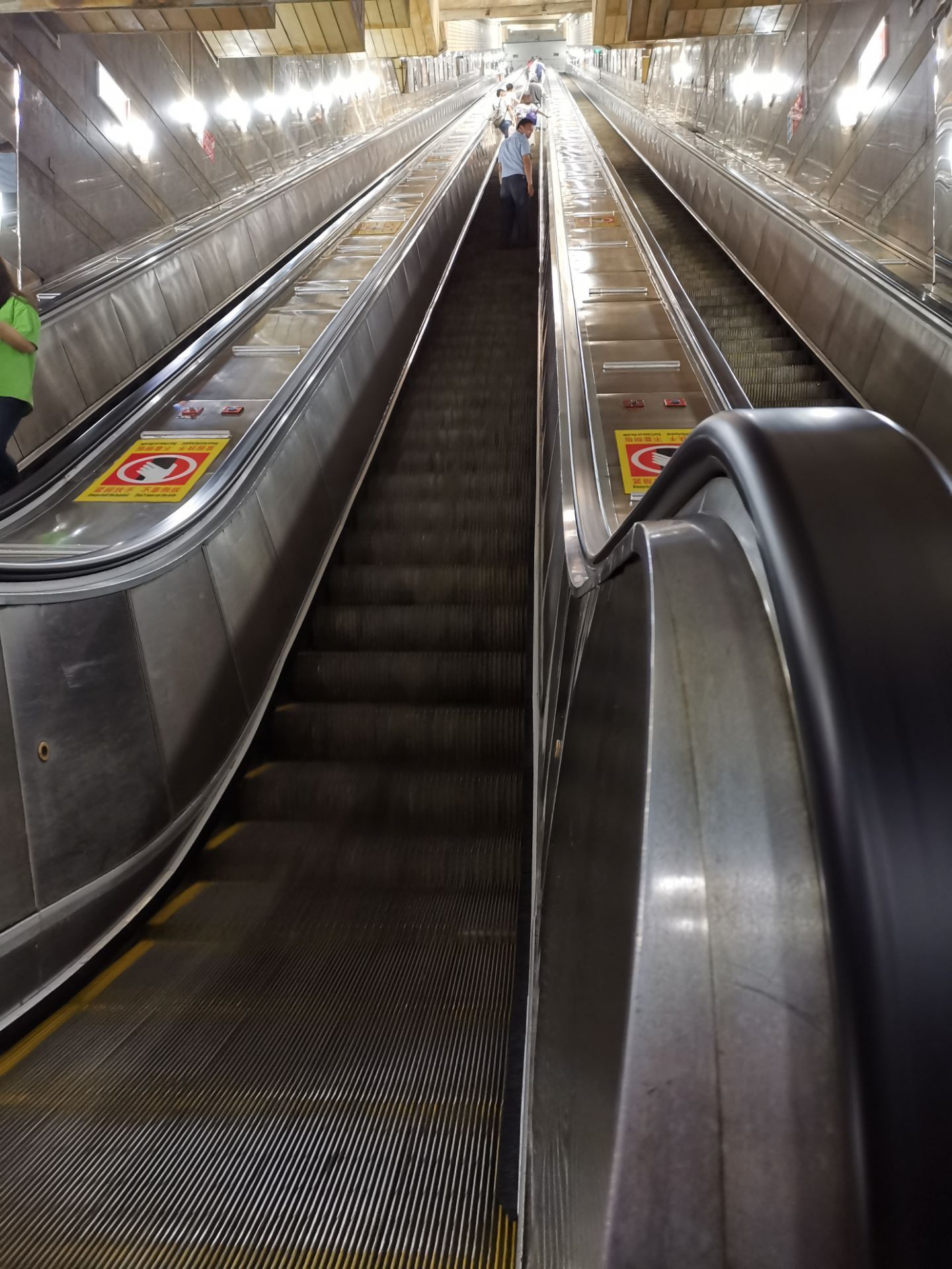 2023皇冠大扶梯游玩攻略,.跟着指示牌到皇冠扶梯,2.【去哪儿攻略】