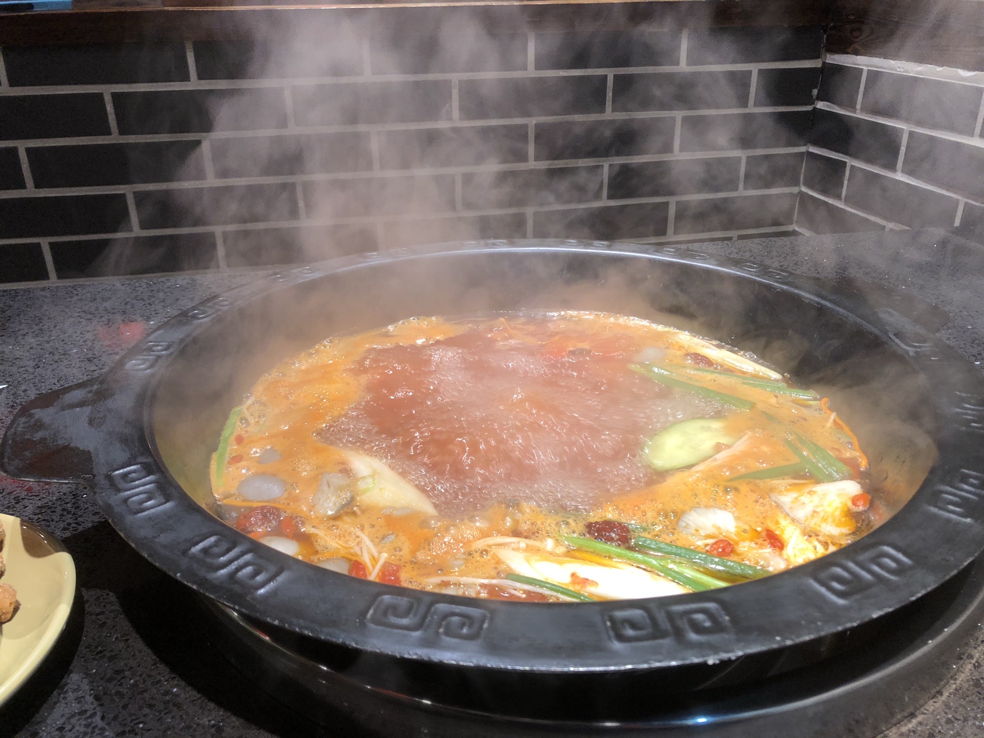 火锅是传统铁锅形式底料非常好吃牛羊肉都很新鲜量足青笋切成薄薄的片