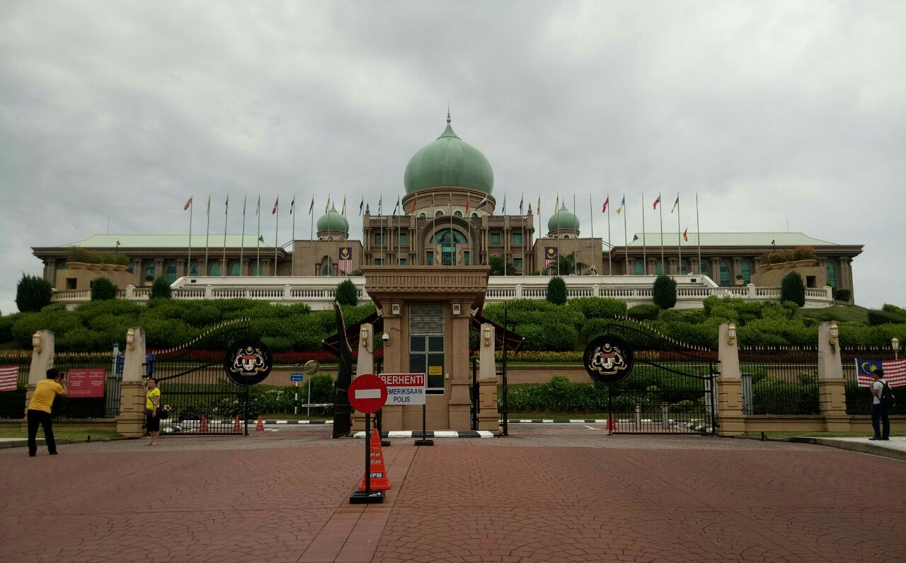 【携程攻略】布城首相署景点,马来西亚首相府就在太子城广场的正前方。是很有特点的绿色圆顶建筑，…