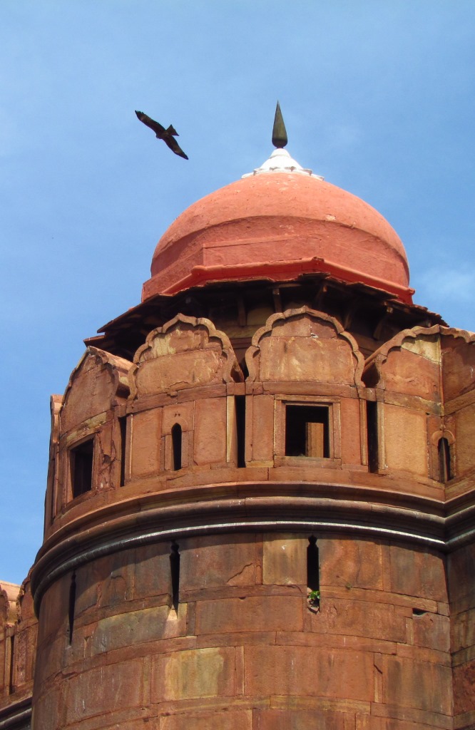 红堡是印度德里市的一座历史性堡垒,曾是莫卧儿皇帝的主要住所.