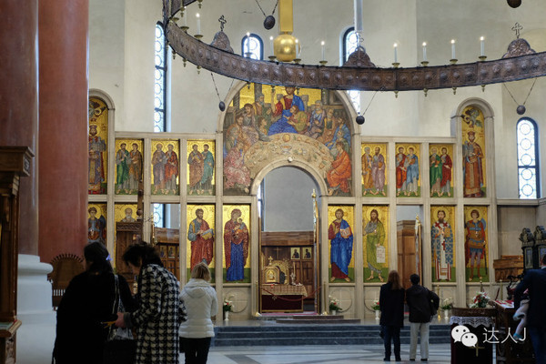 这个国家有三件宝贝:美女、帅哥、Kafana!