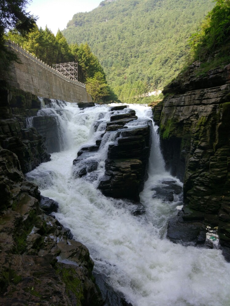 如百色澄碧湖合浦星島湖大龍洞水庫大新德天瀑布大滕峽瀑布等等,這些