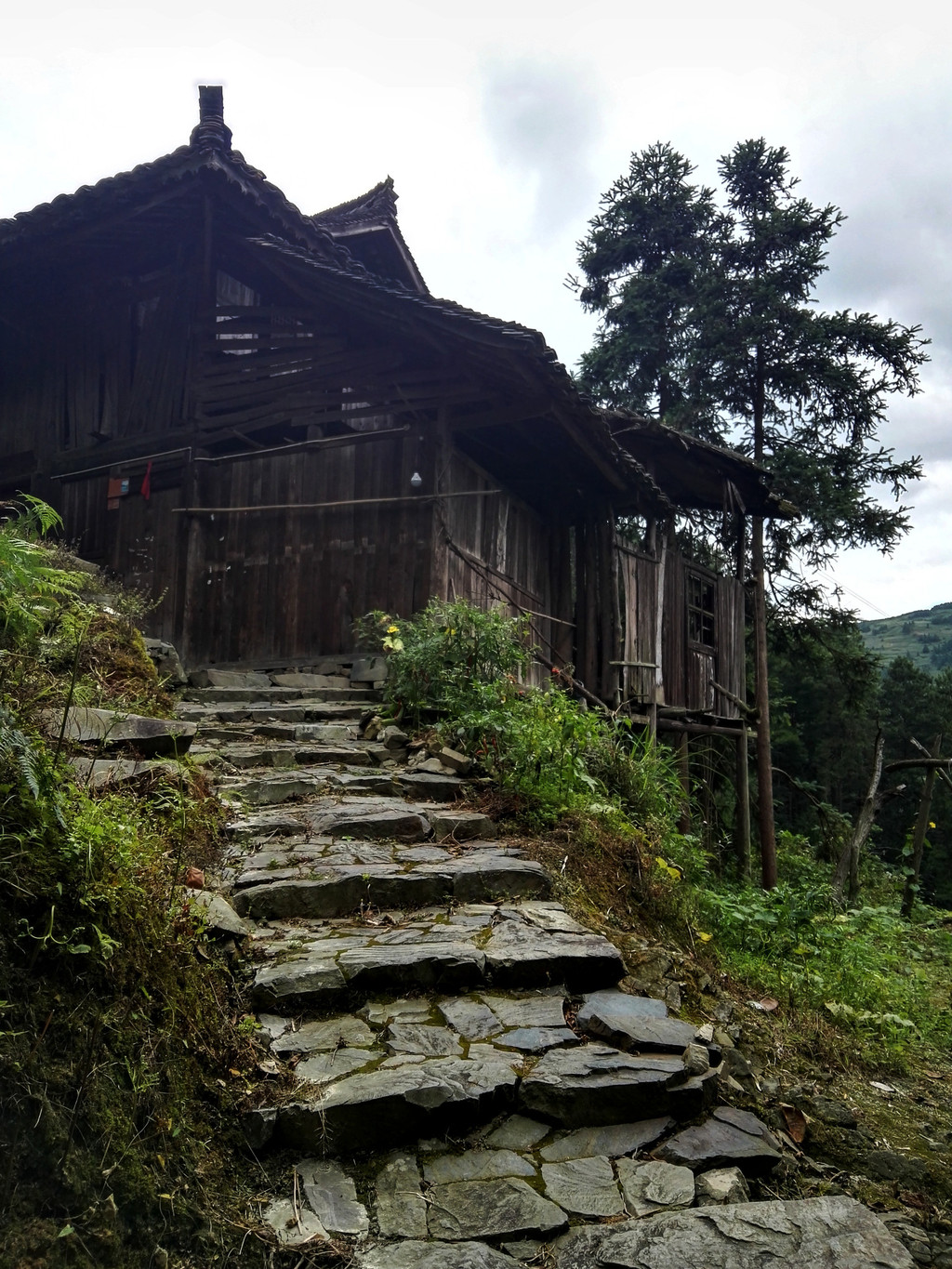 村子中大多是木质结构的吊脚楼,楼上都装有"美人靠",独具风格.