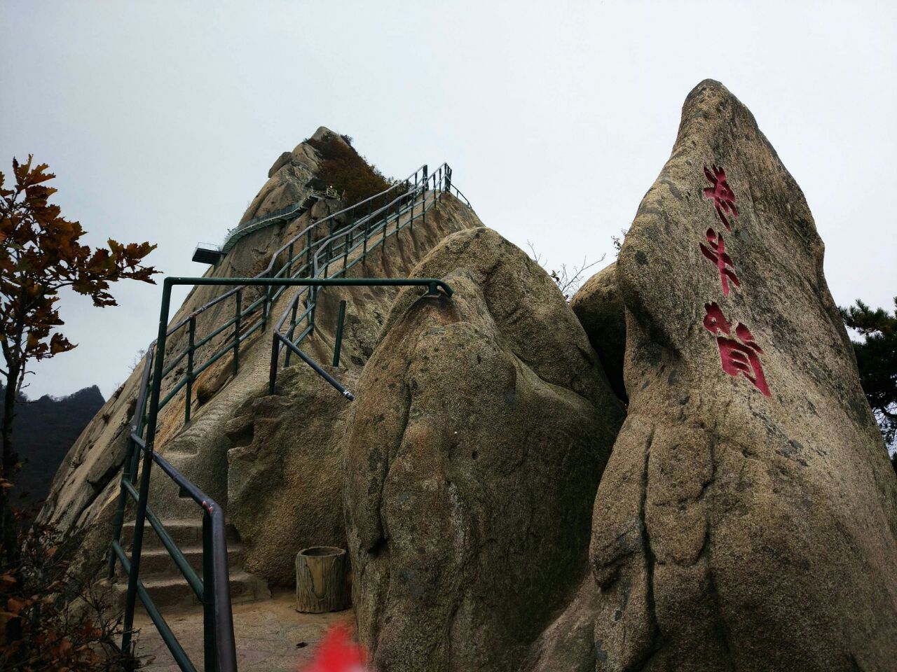 丹東鳳凰山老牛背這道風景線真是不用說了,特有挑戰性通過老牛背就到