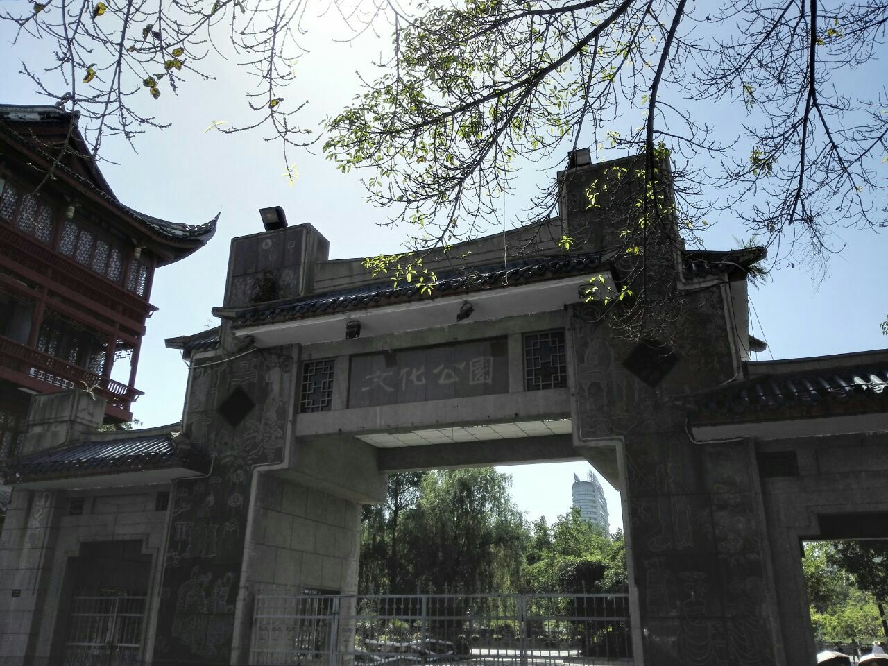 成都市文化公園位於琴臺路文化街旁,公園不算大,就是一個環湖生態公園