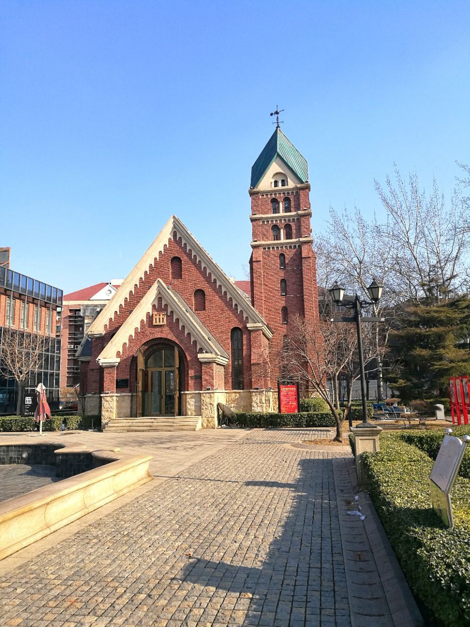 【西岸藝術館】 在馬場道與友誼北路交口,有一座漂亮的小教堂,前面一