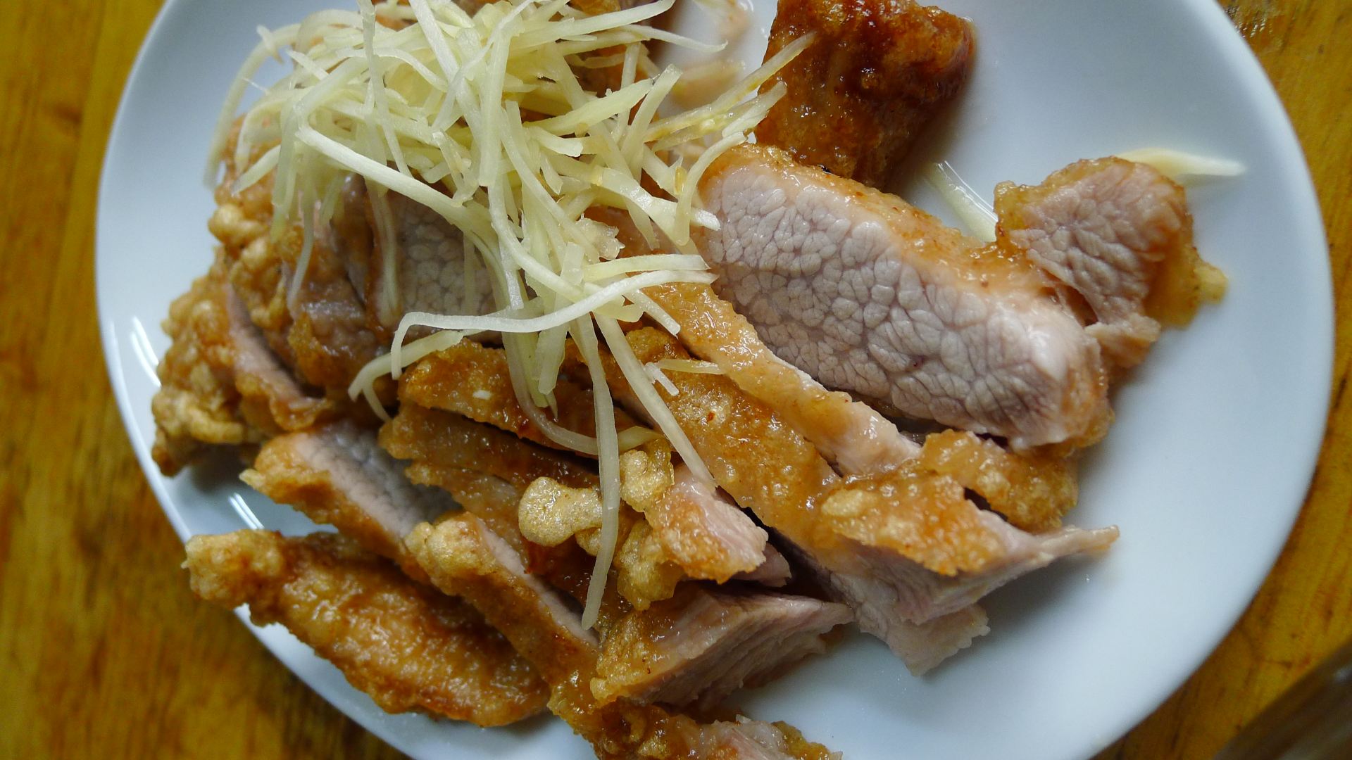 红烧肉非常好吃,红烧肉是台湾的特别做法,是用红糟与各种调料去腌渍
