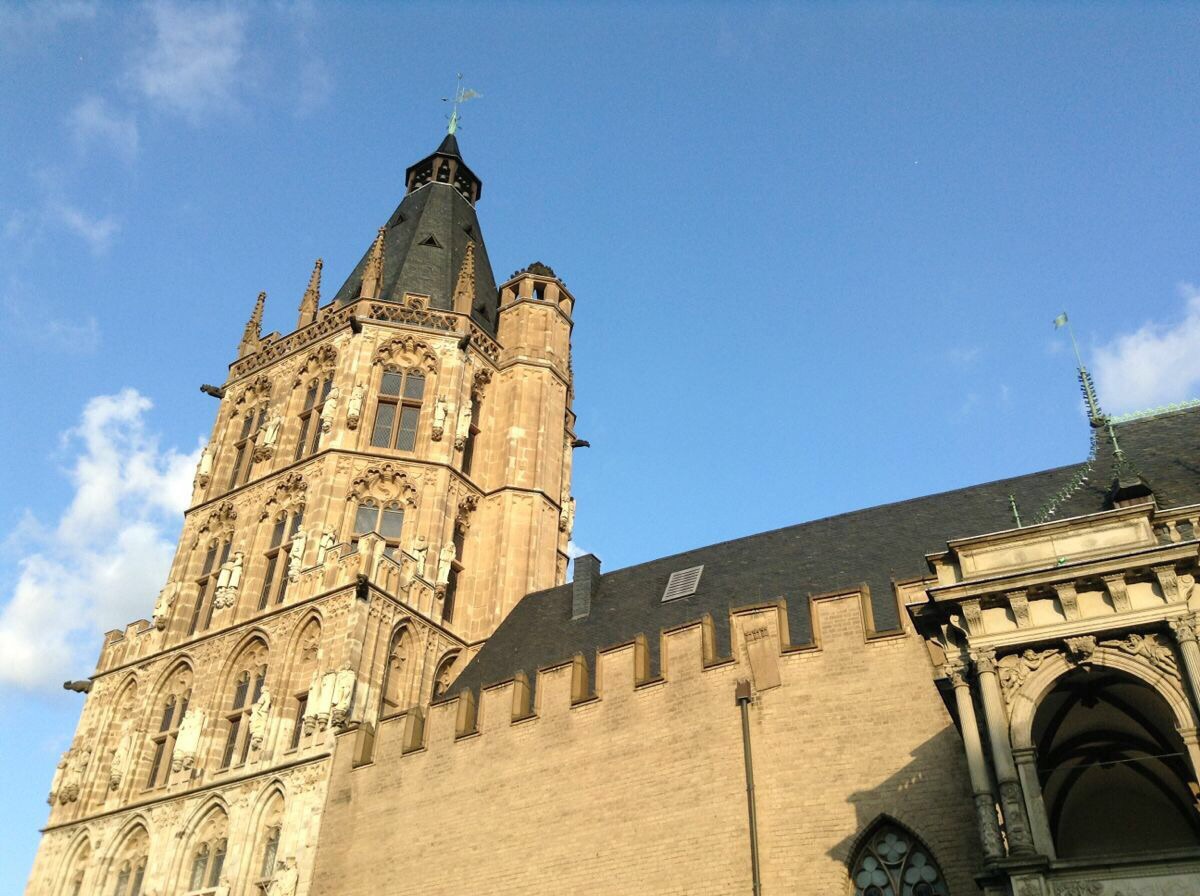 始建于14世纪的安托尼特教堂原是修道院教堂,1802年成为新教徒教堂,是