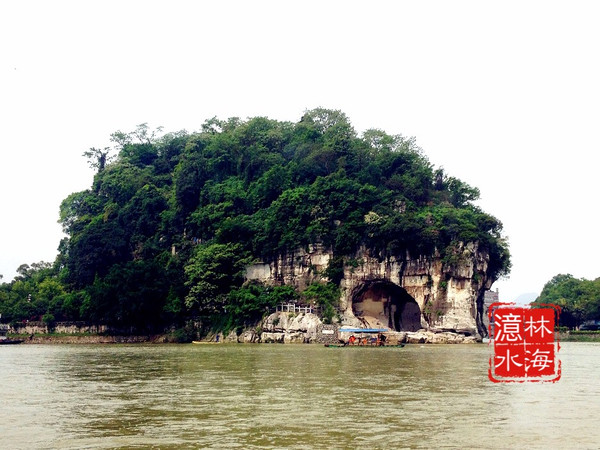 婚庆、摄影的外景之地，恋人们在象山水月的见证下，在此许下爱的誓言。日月双塔是坐落于桂林市中心杉湖中