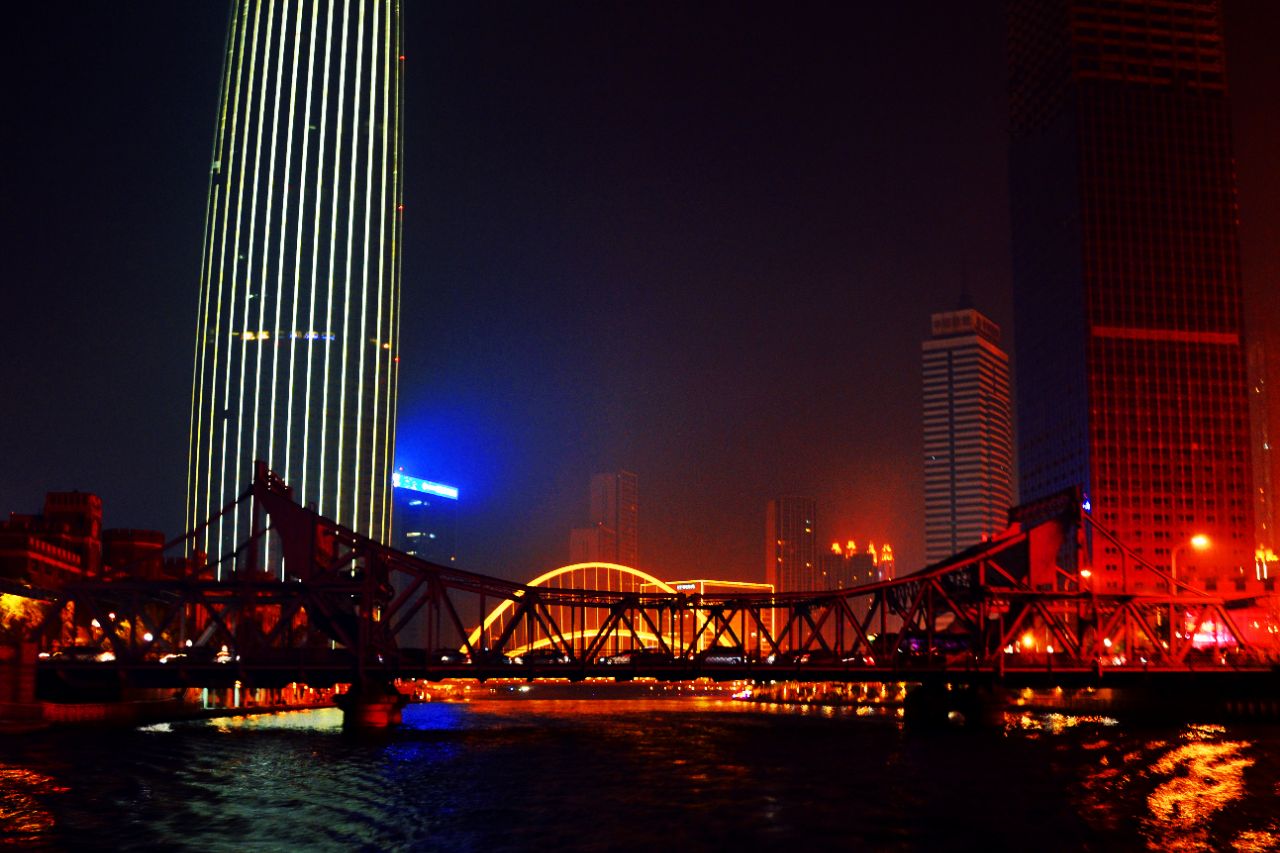 【携程攻略】天津海河景点,海河两岸就是天津最繁华的街区，西洋与中式房屋、古典和繁华交织，景…