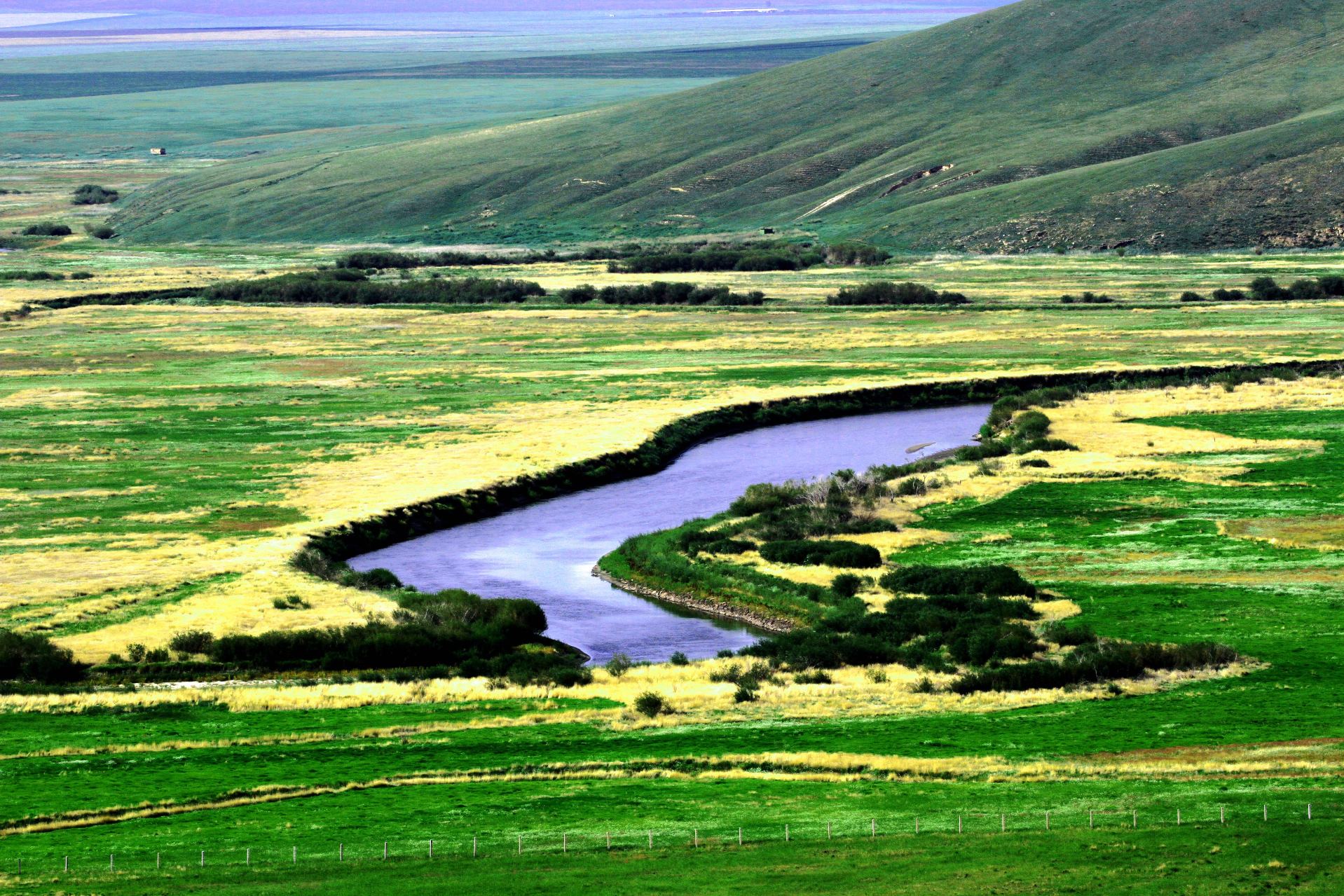 到黑山头之前最美的风景应该算是186彩带河景区了.