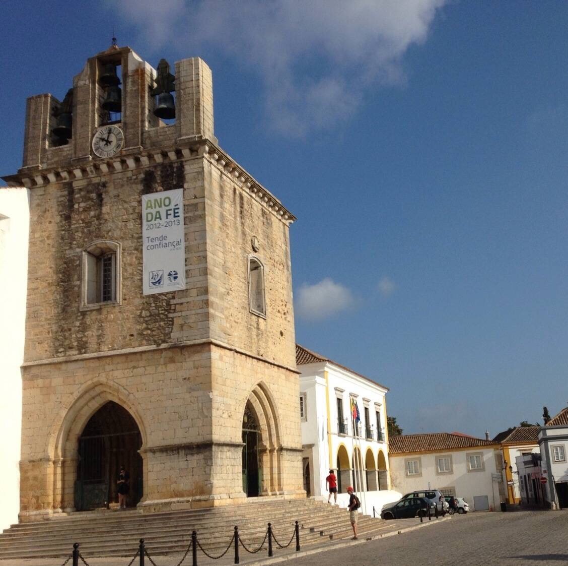 城镇拱门坐落在怜悯教堂斜对面,是法鲁的标志性建筑之一,实际上这里是