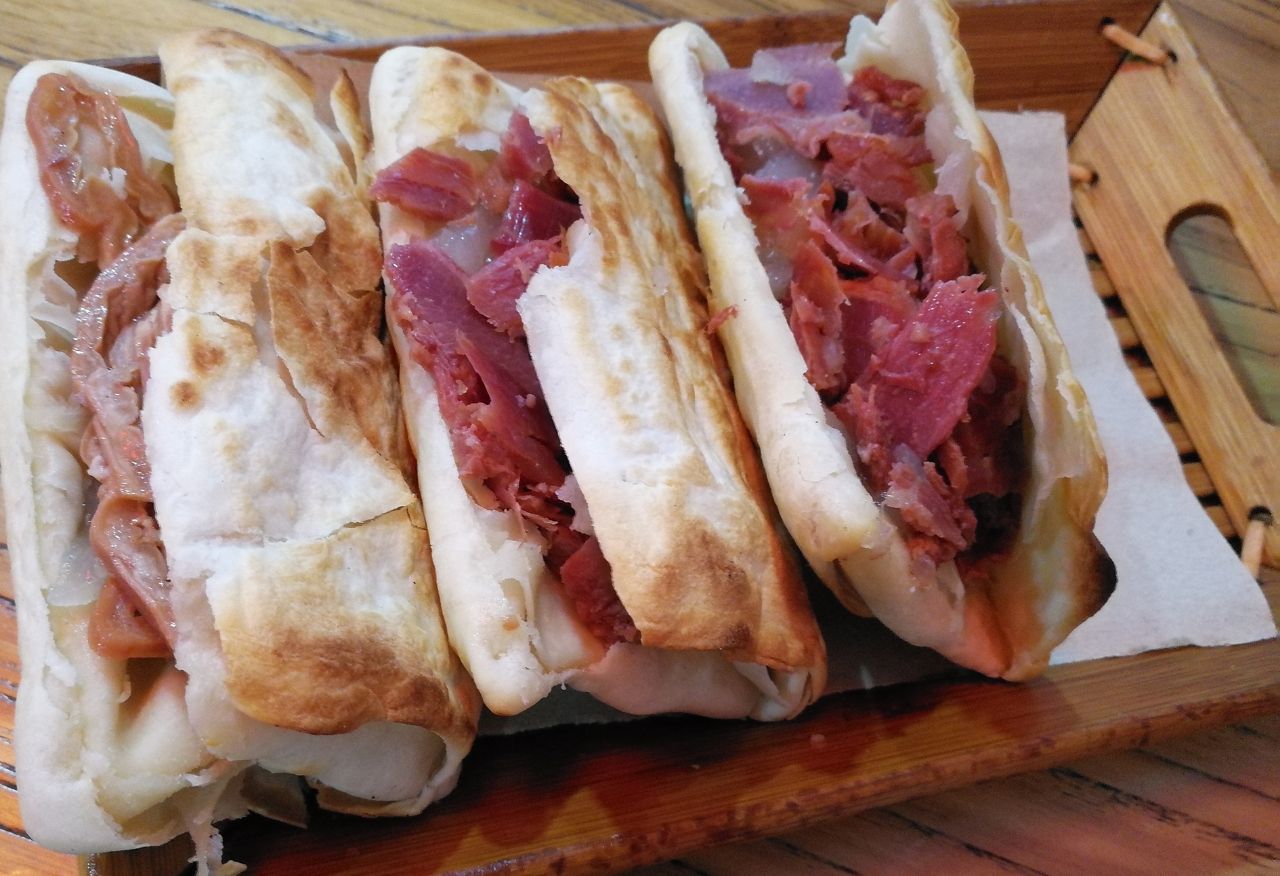 【携程攻略】景点,店面不算很大,服务态度热情.功夫驴驴肉火烧是一家