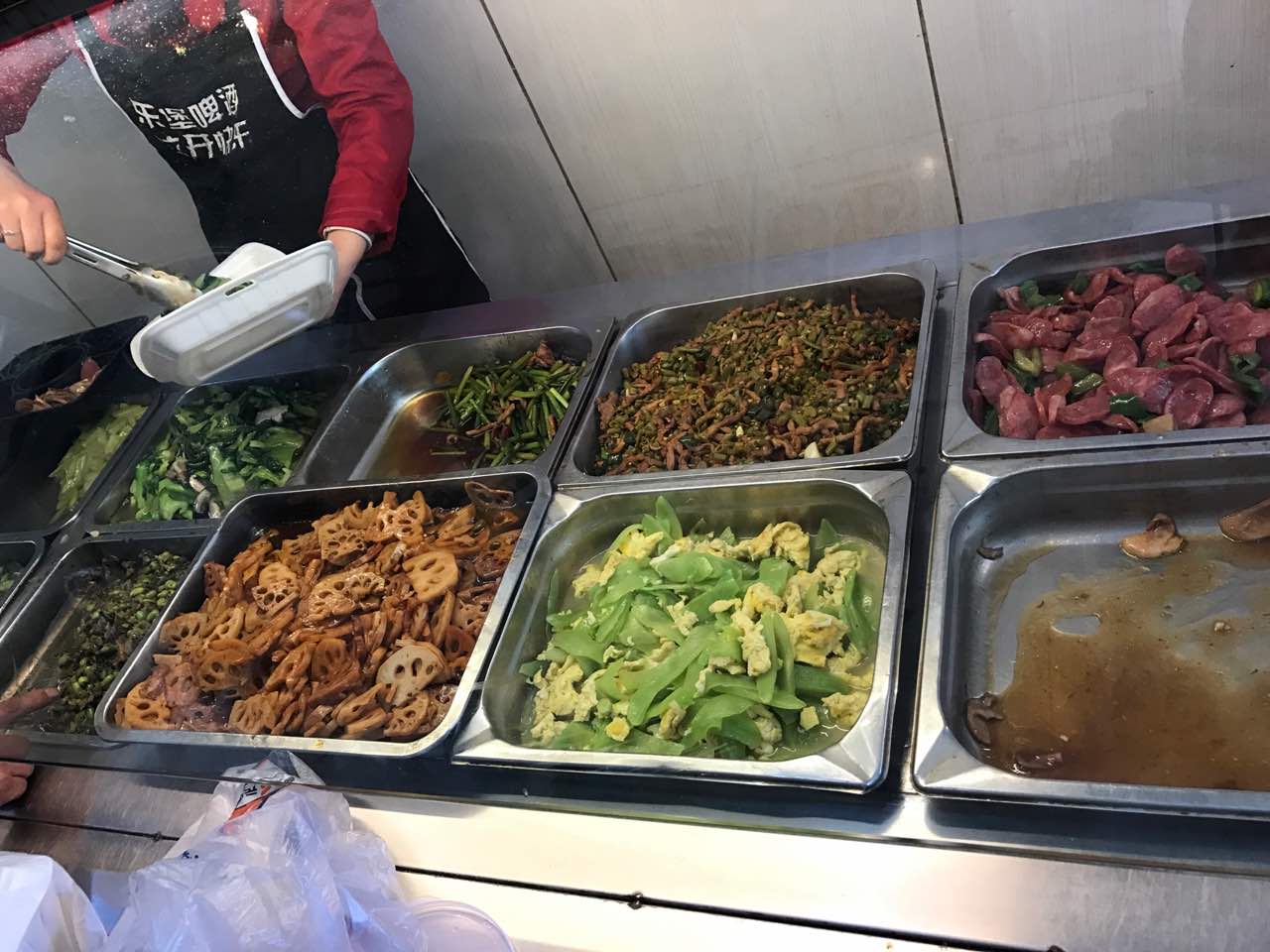 很不錯的一家快餐店,衛生乾淨,菜品也多!