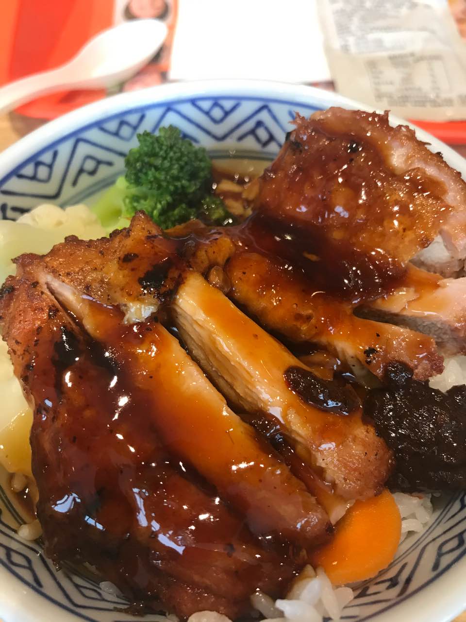 城乡吉野家,中午人还是很多,双拼还是不错的,鸡肉饭也不错,这两款必点