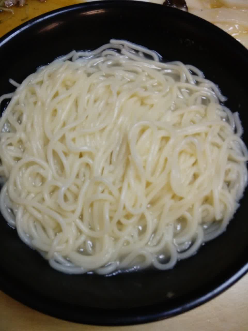 服务热情,口味不错,清水面条一大碗,两个菜一个扎啤一碗面条两人没吃