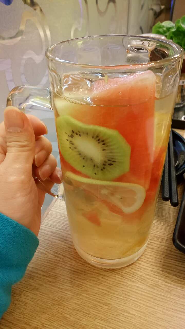 其实两个人差不多,但三个人就不太饱,食物质量还算可以,套餐陪了果茶