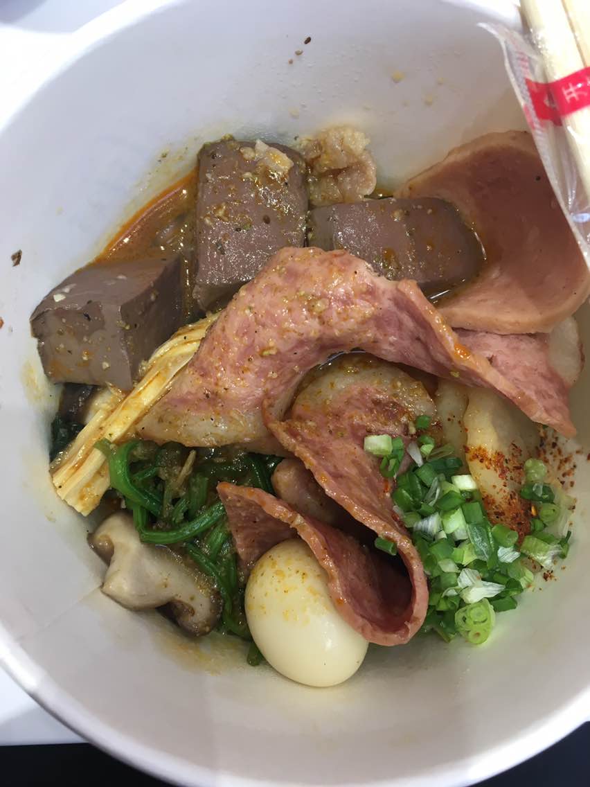 上海最好吃的麻辣烫之一～红唇的特色就是他家的麻酱,调的非常好次