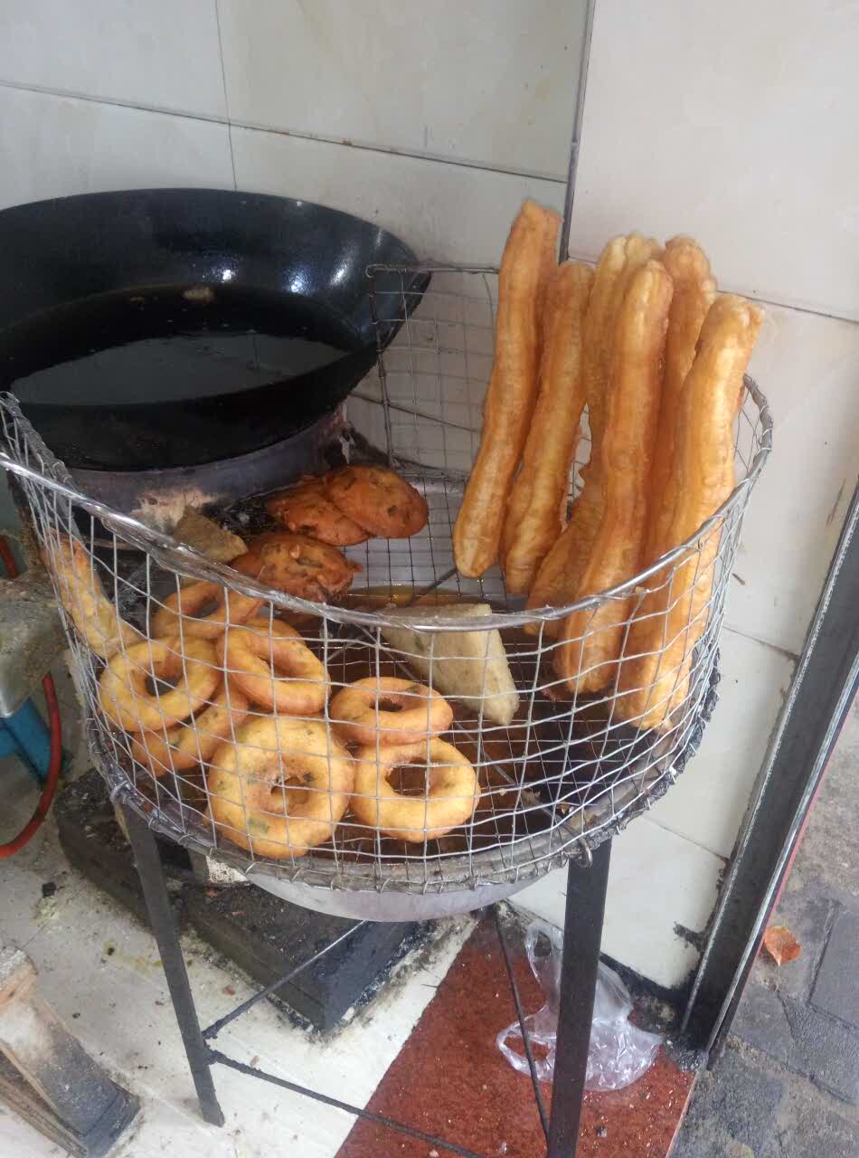 老牌的连家锅边店,三角糕味道不错.经常过来买.