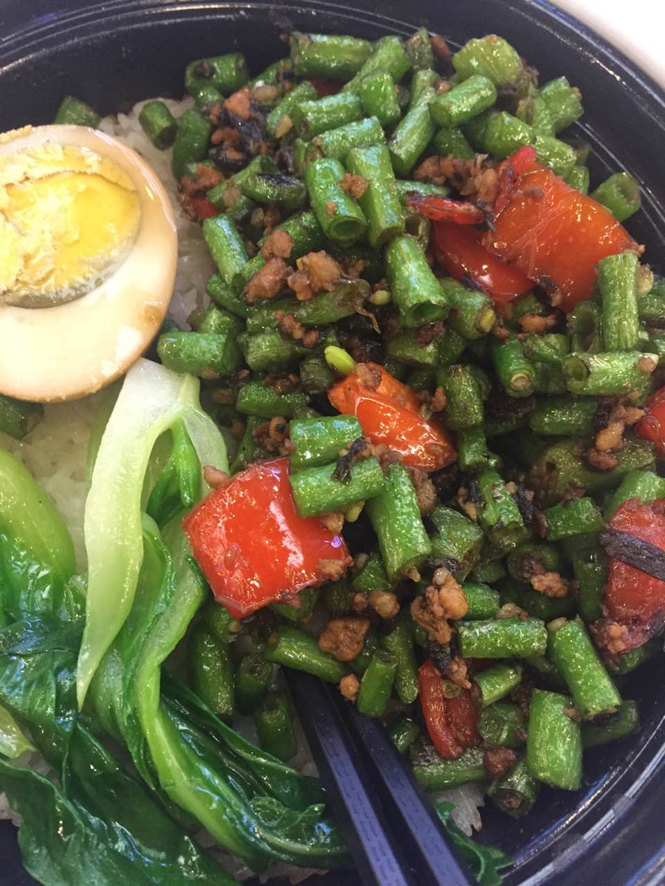 煲仔饭餐馆,环境和服务不错,在这家吃了好几回了,要是有外卖一定有