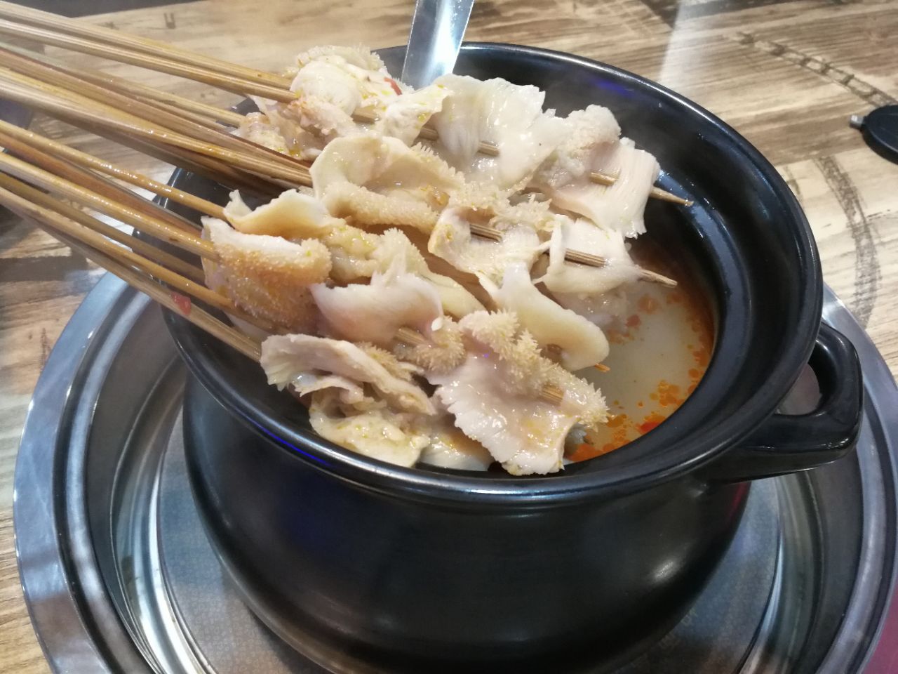 锅底38元,附送了20串涮毛肚,很多,我吃了15串就觉得有些撑了.