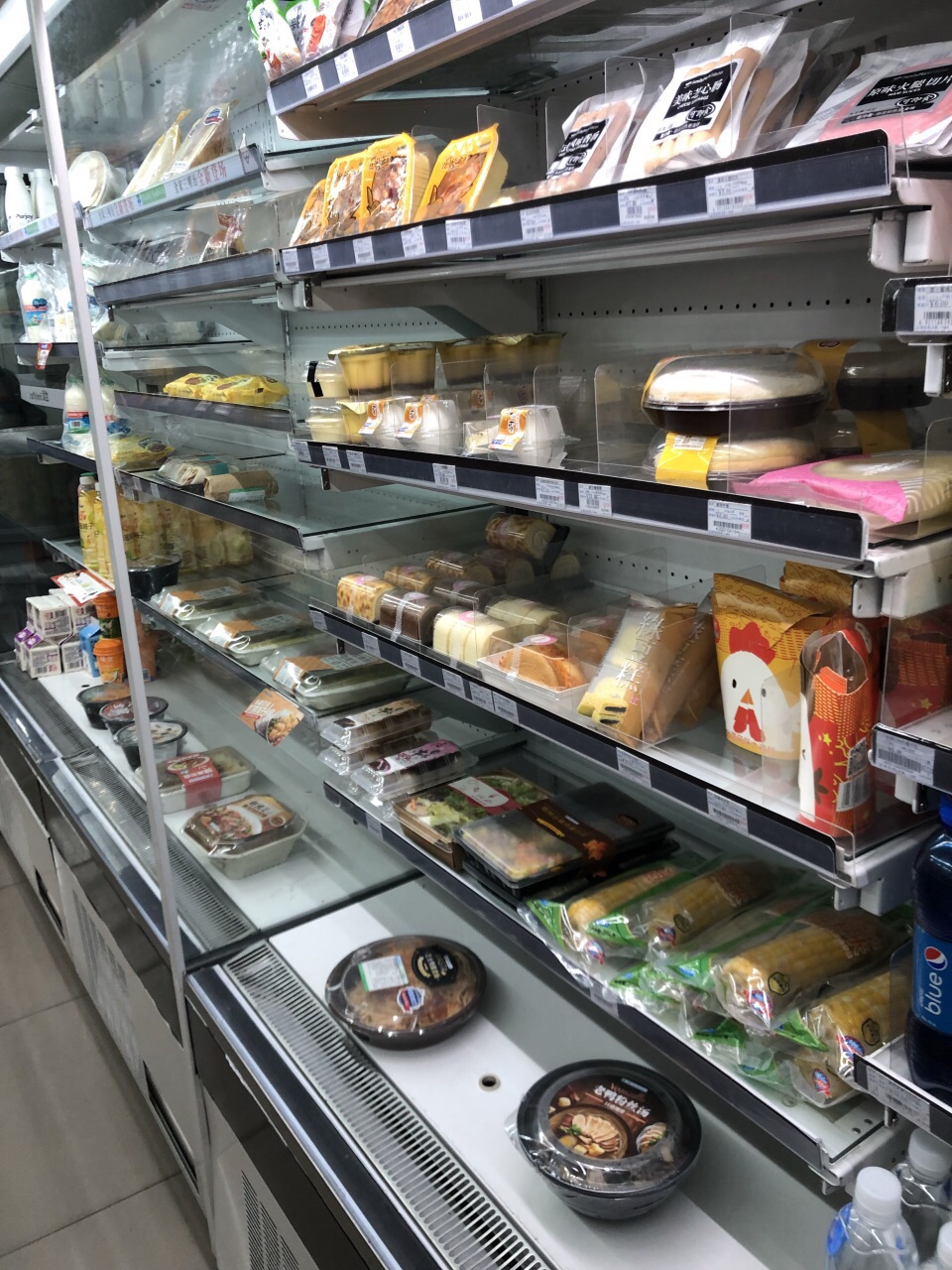 全家便利店(日月光店)