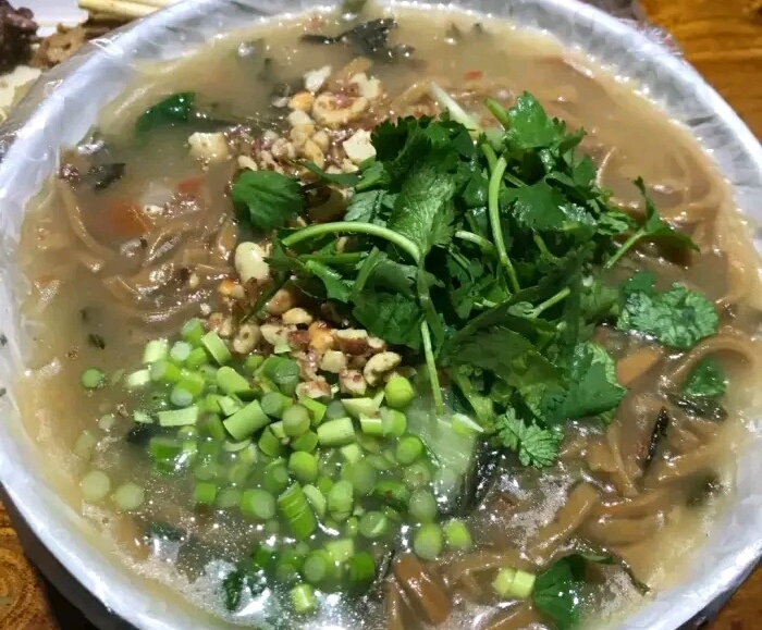 2022朱家大少山野菜杂面条美食餐厅,野菜面条里面最喜欢的是野菜.