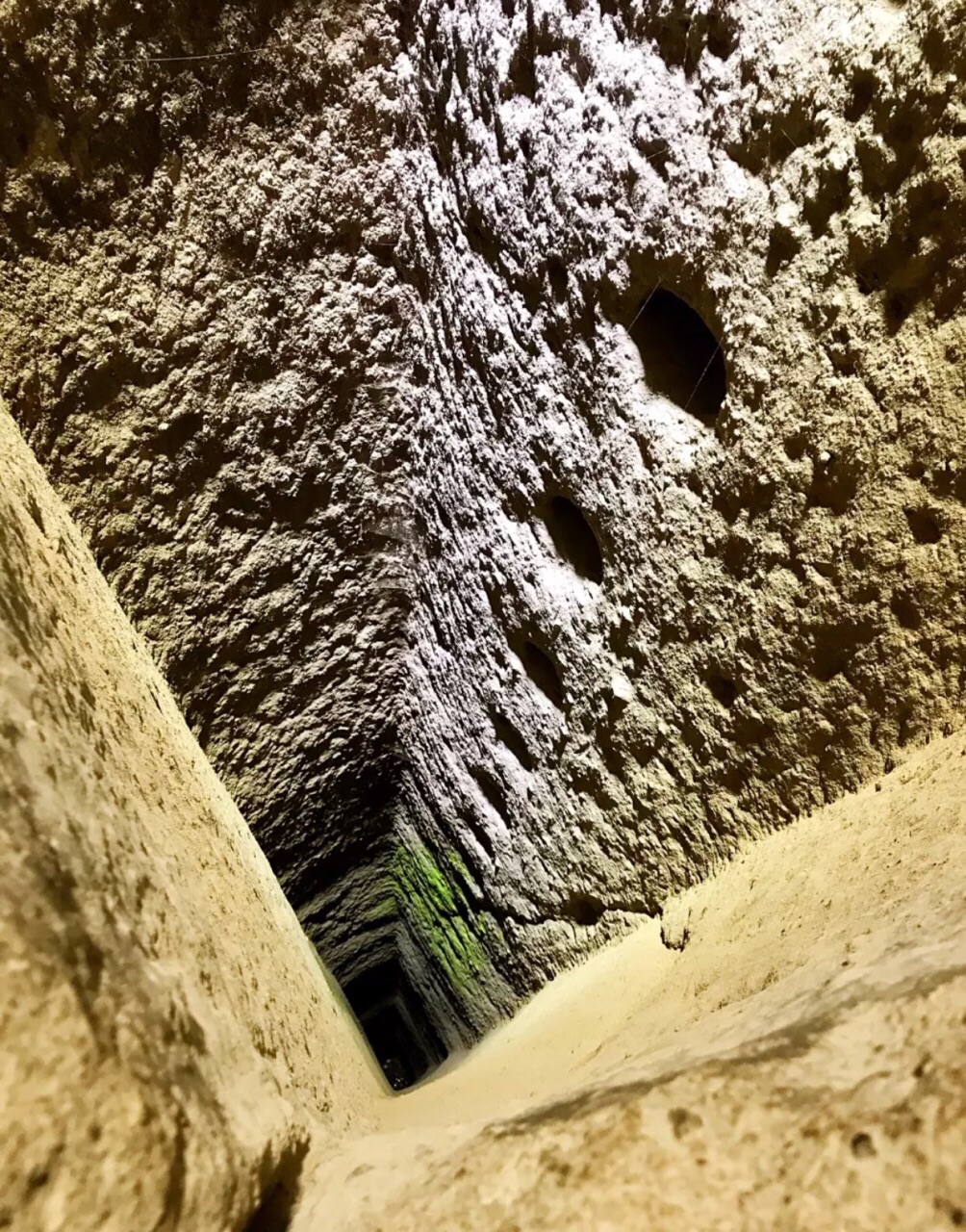 也就是土国基督徒地道战遗址,上下共有8层,结构安排可同时满足农作