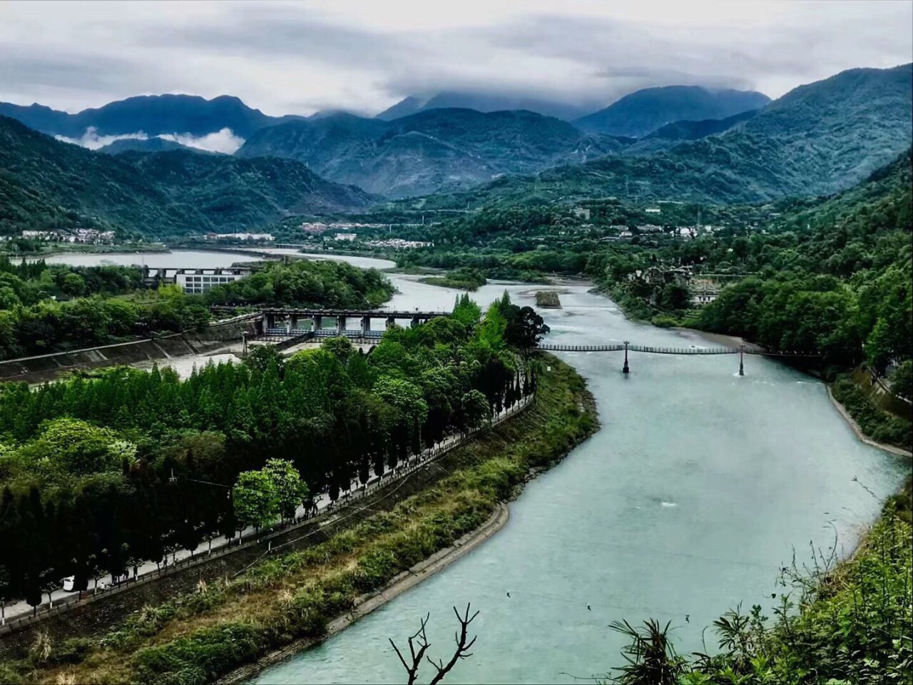 都江堰風景區其實是一個水利工程,但它的與眾不同是李冰父子對岷江上