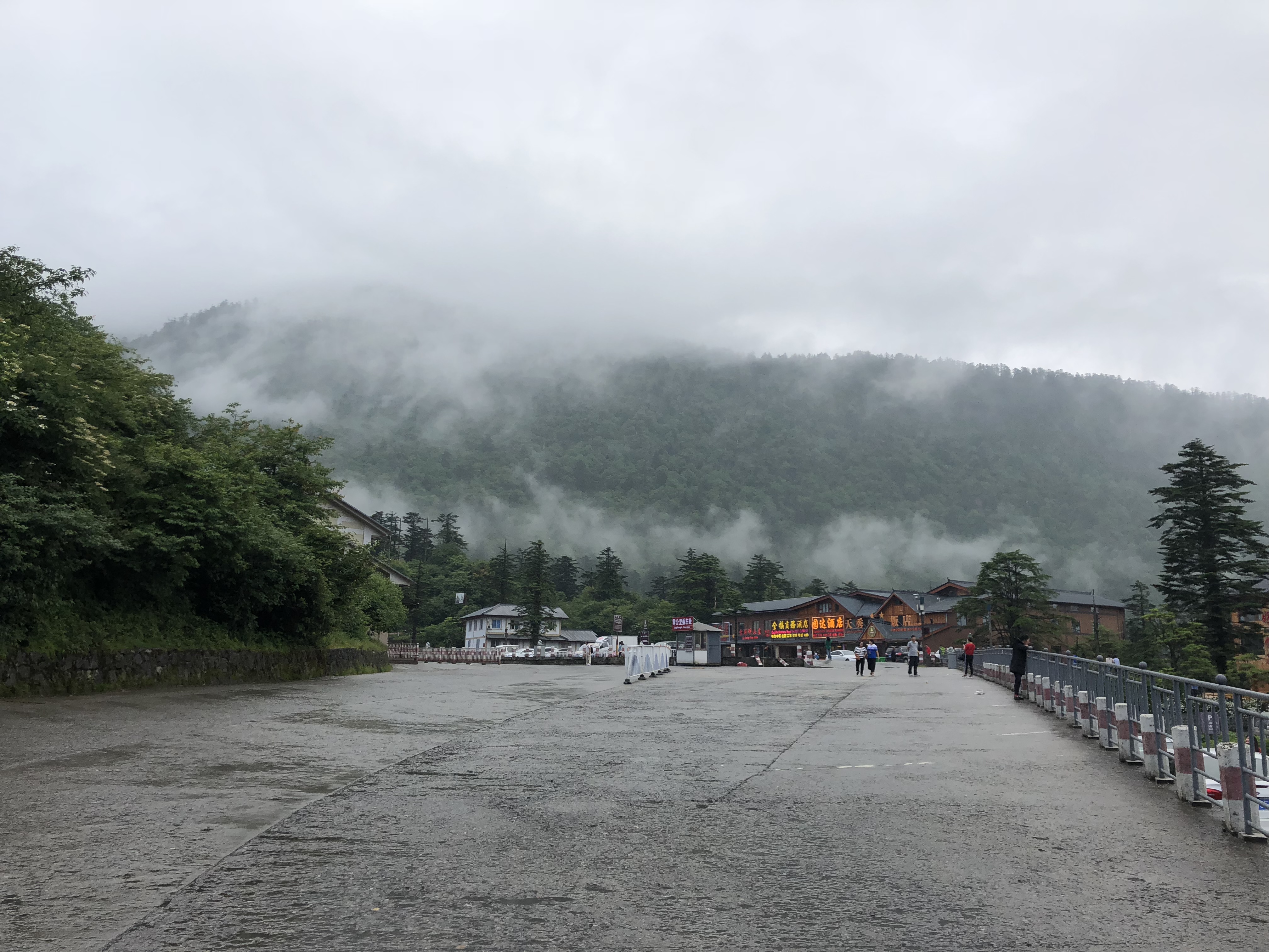 成都自驾去峨眉山,车能开到雷洞坪停车场吗?