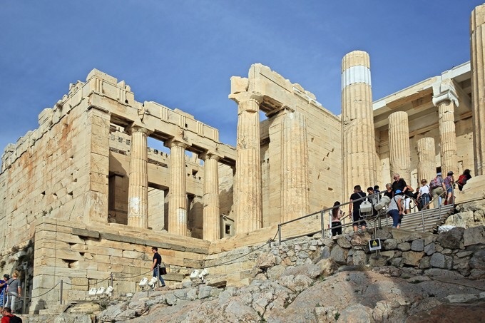 山門(propylaea)是衛城的真正的入口,多利安式及奧愛尼亞式列柱巧妙地