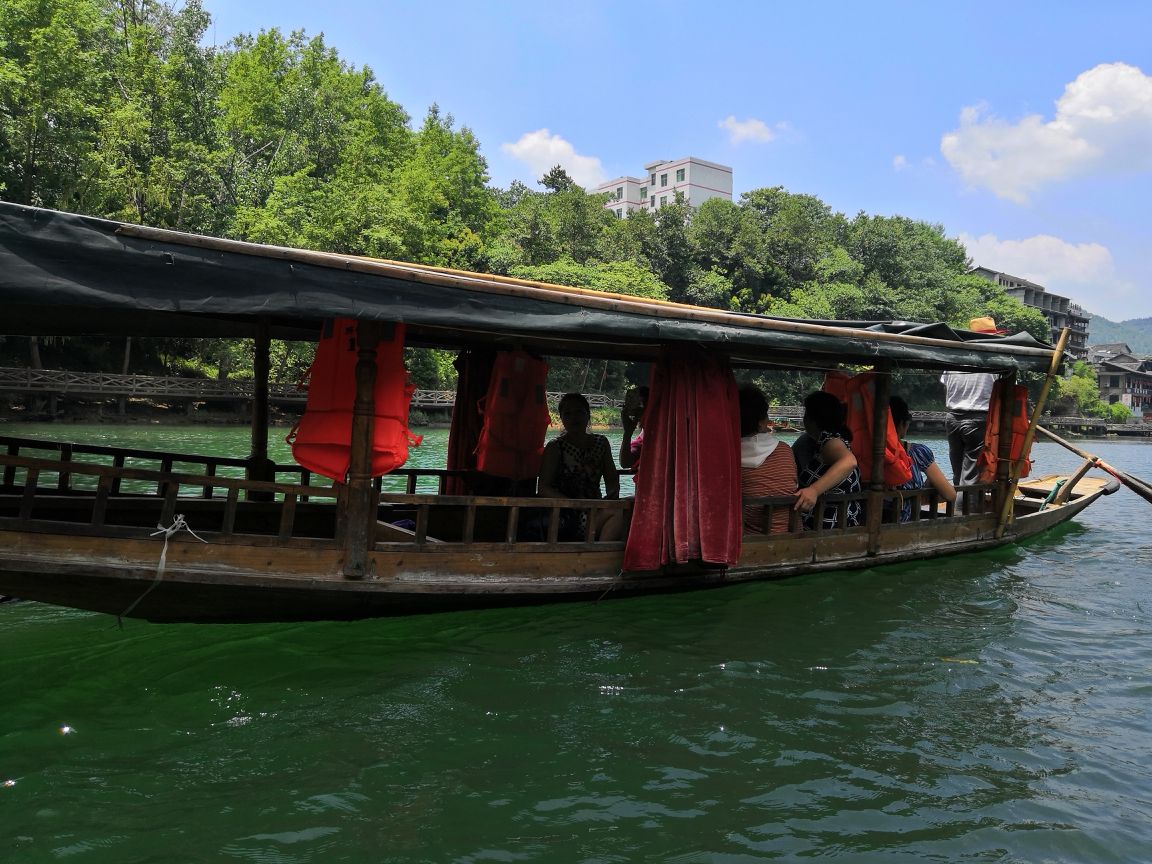 坐船,10元一个人,到一脚踏三省,还有船上吃角角鱼,都是很好的体验