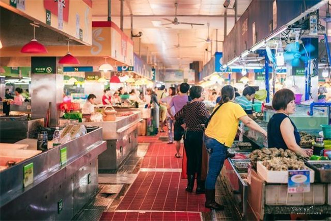 市場,在這裡不僅匯聚著眾多海鮮加工店,同時也擁有許多小吃鋪和小商品