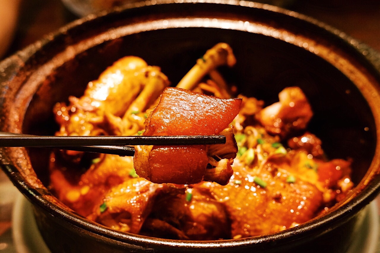 最爱鲜香四溢的砂锅花雕鸡浓油赤酱烹饪手艺深入人心连皮带肉鲜嫩入味