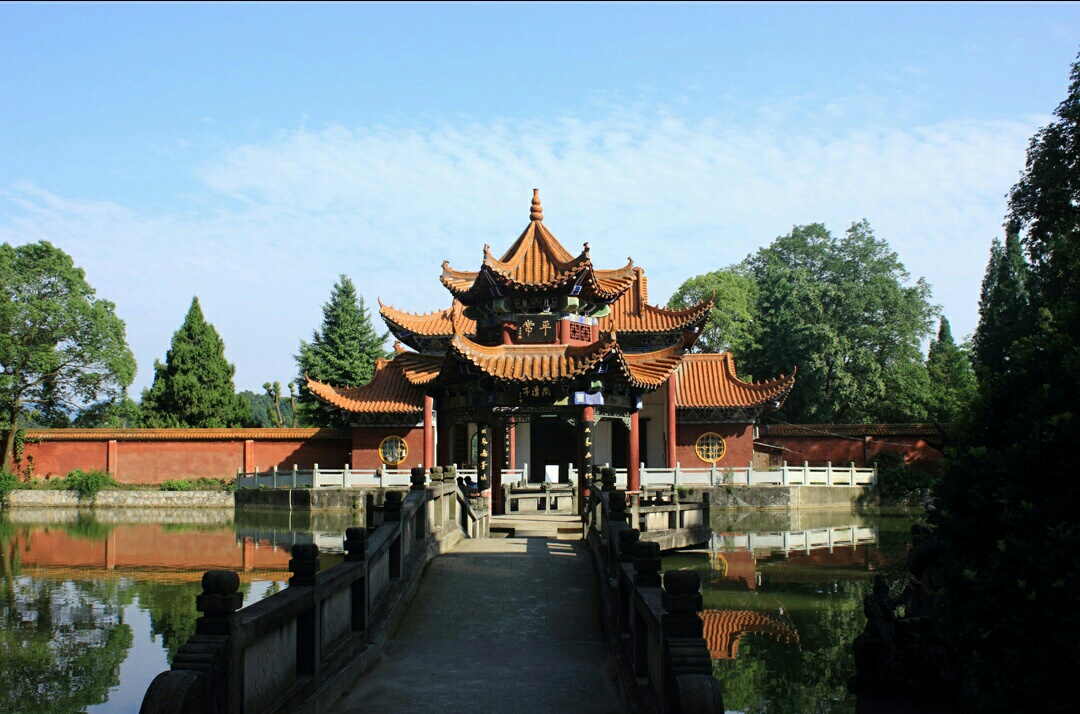 夾山國家森林公園是4a級景區,著名景點:夾山寺,闖王陵,桃花山,青嶂玲