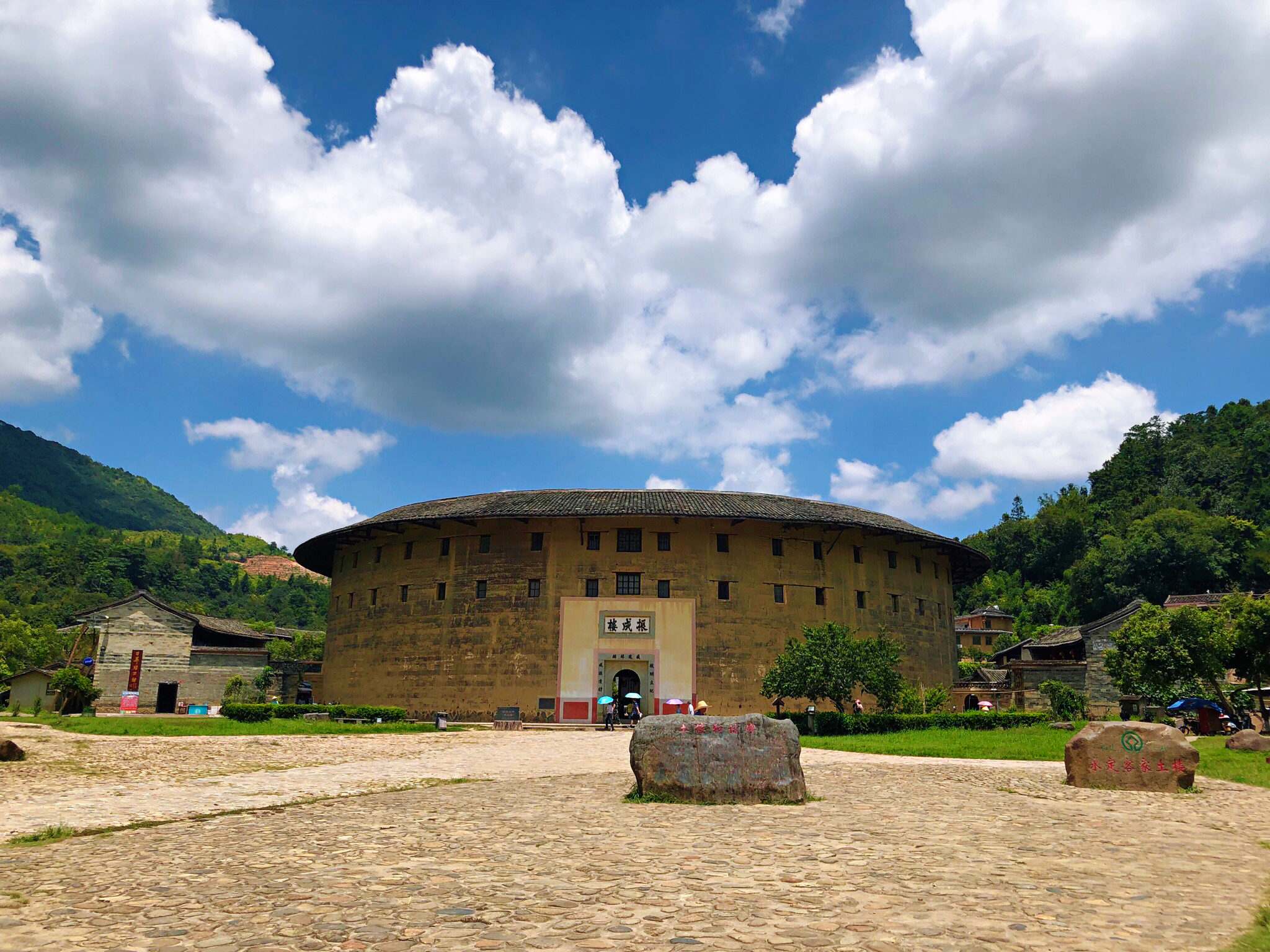 第一天从江西南昌出发,第二天到永定土楼,云水谣两个地方(不分先后).