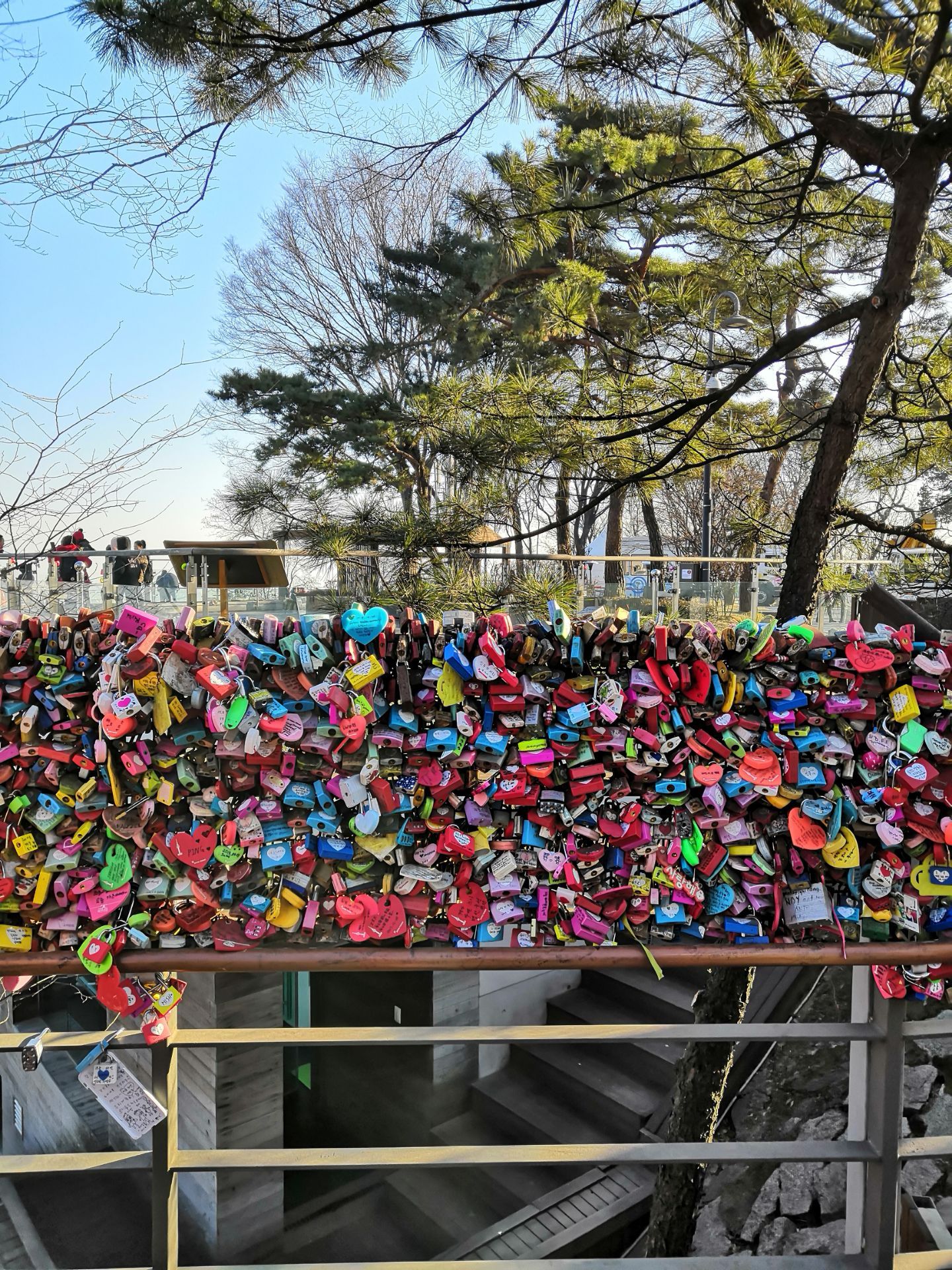 n首尔塔爱情锁墙