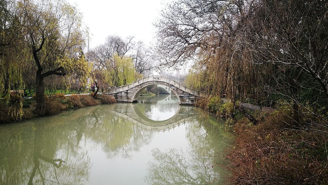 四桥烟雨是瘦西湖景区内的一处知名景点,它离景区东门比较近,要是在