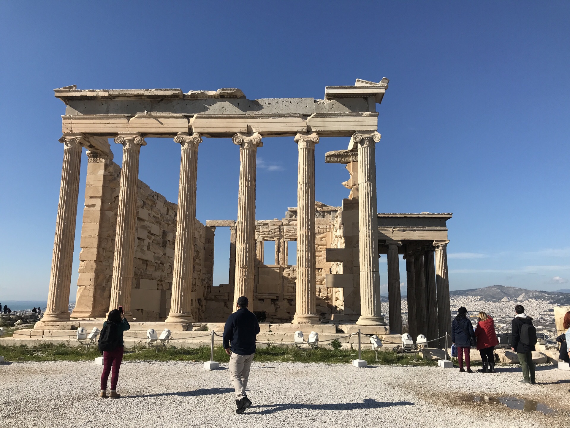 也在卫城之上帕特农神庙的边上是为纪念胜利女神所建爱奥尼柱子和人