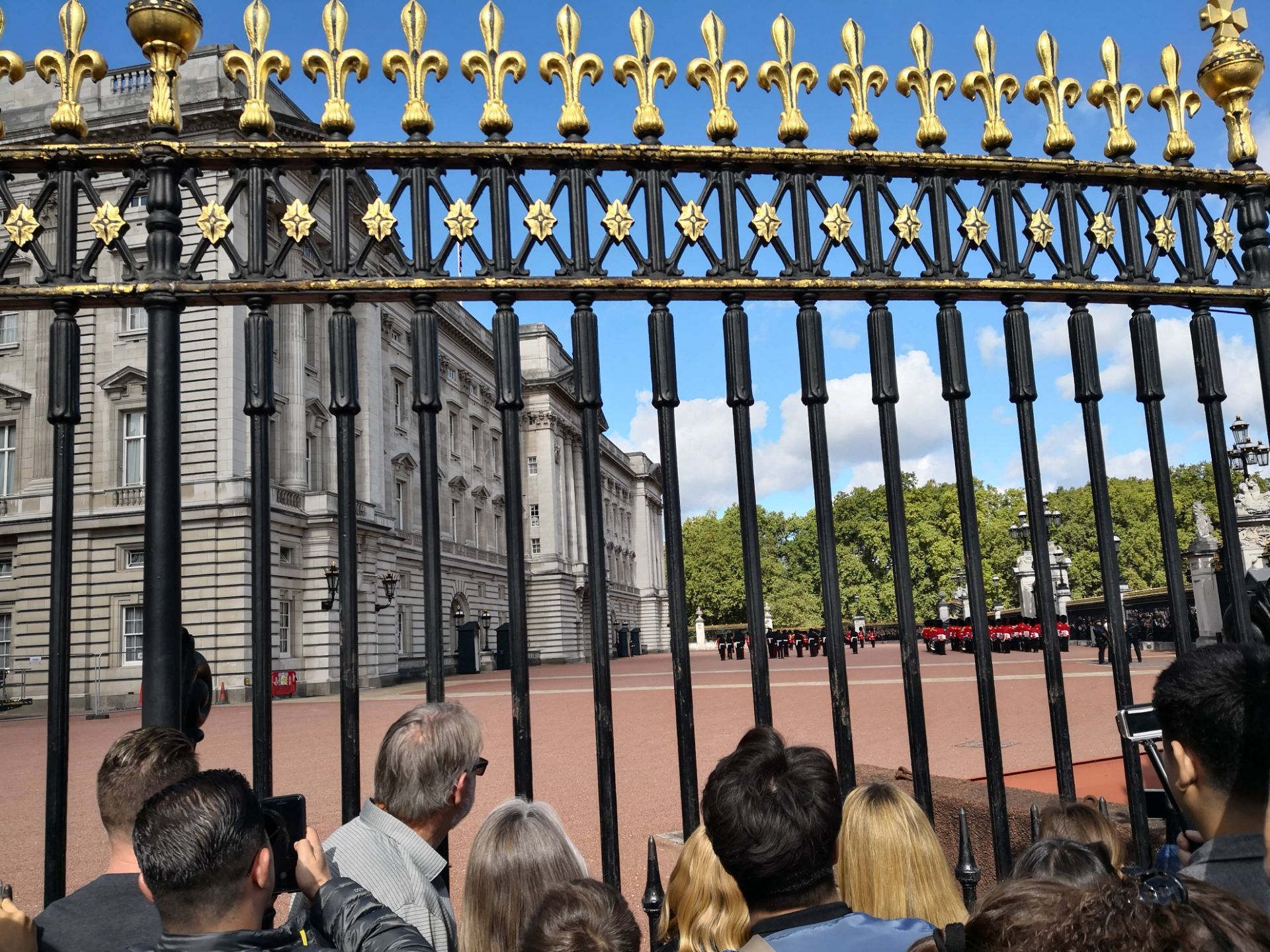 【携程攻略】伦敦白金汉宫景点,伦敦标志性建筑，王室的住所。每个伦敦游客必去的景点。屋顶上挂着王…
