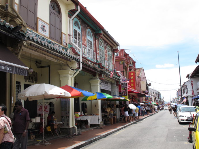 鸡场街是马六甲的繁华街道,就类似于厦门的中山路,有卖工艺品的小店
