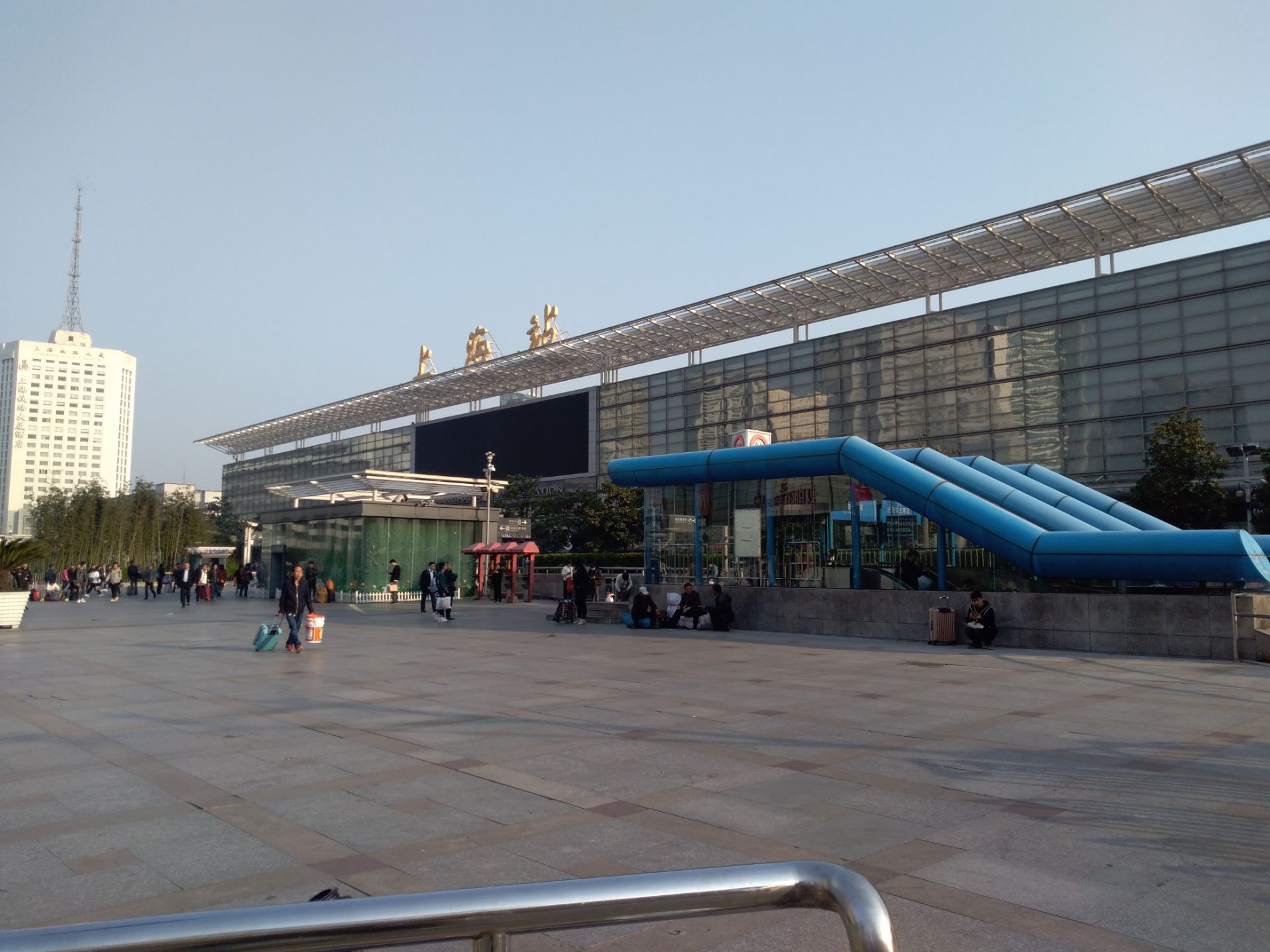 【携程攻略】景点,上海站一南广场是上海站进出的一个主要场所,相对北